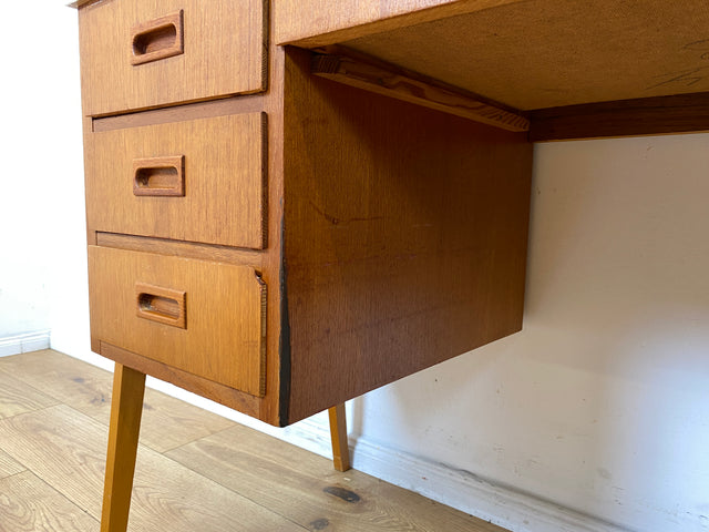 Schöner jedoch etwas abgerockter kleiner freistellender skandinavischer Schreibtisch in Teakholz I Arbeitstisch Writing Desk Bürotisch Danish Design Mid-Century Vintage Teak I