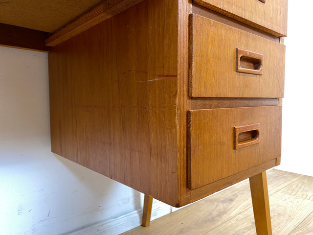 Schöner jedoch etwas abgerockter kleiner freistellender skandinavischer Schreibtisch in Teakholz I Arbeitstisch Writing Desk Bürotisch Danish Design Mid-Century Vintage Teak I