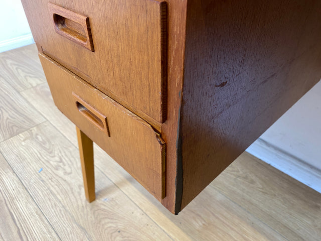 Schöner jedoch etwas abgerockter kleiner freistellender skandinavischer Schreibtisch in Teakholz I Arbeitstisch Writing Desk Bürotisch Danish Design Mid-Century Vintage Teak I