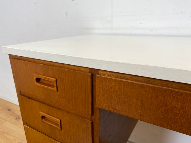 Schöner jedoch etwas abgerockter kleiner freistellender skandinavischer Schreibtisch in Teakholz I Arbeitstisch Writing Desk Bürotisch Danish Design Mid-Century Vintage Teak I