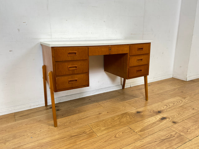 Schöner jedoch etwas abgerockter kleiner freistellender skandinavischer Schreibtisch in Teakholz I Arbeitstisch Writing Desk Bürotisch Danish Design Mid-Century Vintage Teak I