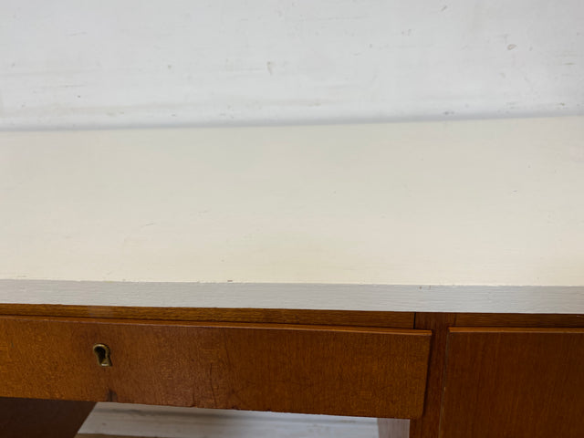 Schöner jedoch etwas abgerockter kleiner freistellender skandinavischer Schreibtisch in Teakholz I Arbeitstisch Writing Desk Bürotisch Danish Design Mid-Century Vintage Teak I