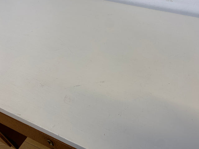 Schöner jedoch etwas abgerockter kleiner freistellender skandinavischer Schreibtisch in Teakholz I Arbeitstisch Writing Desk Bürotisch Danish Design Mid-Century Vintage Teak I