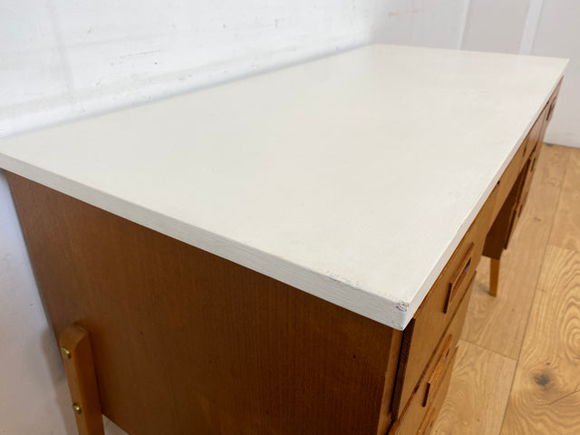 Schöner jedoch etwas abgerockter kleiner freistellender skandinavischer Schreibtisch in Teakholz I Arbeitstisch Writing Desk Bürotisch Danish Design Mid-Century Vintage Teak I