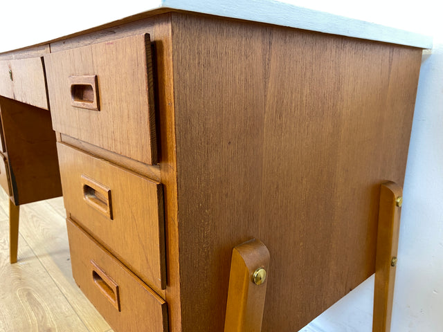 Schöner jedoch etwas abgerockter kleiner freistellender skandinavischer Schreibtisch in Teakholz I Arbeitstisch Writing Desk Bürotisch Danish Design Mid-Century Vintage Teak I
