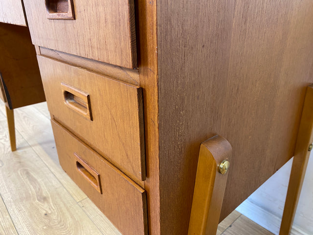 Schöner jedoch etwas abgerockter kleiner freistellender skandinavischer Schreibtisch in Teakholz I Arbeitstisch Writing Desk Bürotisch Danish Design Mid-Century Vintage Teak I