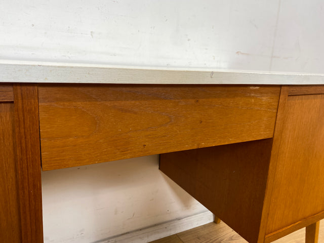 Schöner jedoch etwas abgerockter kleiner freistellender skandinavischer Schreibtisch in Teakholz I Arbeitstisch Writing Desk Bürotisch Danish Design Mid-Century Vintage Teak I