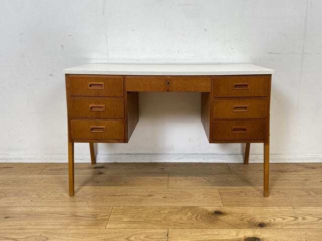 Schöner jedoch etwas abgerockter kleiner freistellender skandinavischer Schreibtisch in Teakholz I Arbeitstisch Writing Desk Bürotisch Danish Design Mid-Century Vintage Teak I