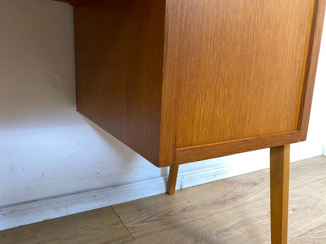 Schöner jedoch etwas abgerockter kleiner freistellender skandinavischer Schreibtisch in Teakholz I Arbeitstisch Writing Desk Bürotisch Danish Design Mid-Century Vintage Teak I