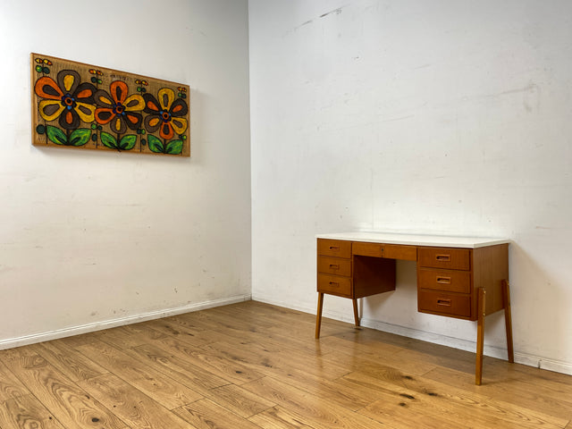 Schöner jedoch etwas abgerockter kleiner freistellender skandinavischer Schreibtisch in Teakholz I Arbeitstisch Writing Desk Bürotisch Danish Design Mid-Century Vintage Teak I