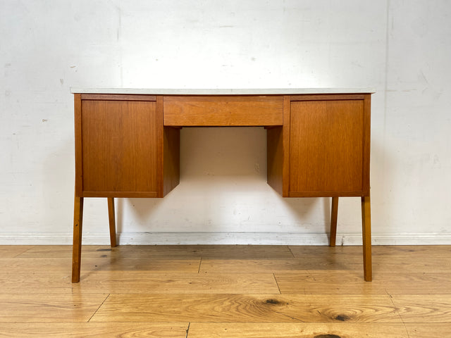 Schöner jedoch etwas abgerockter kleiner freistellender skandinavischer Schreibtisch in Teakholz I Arbeitstisch Writing Desk Bürotisch Danish Design Mid-Century Vintage Teak I