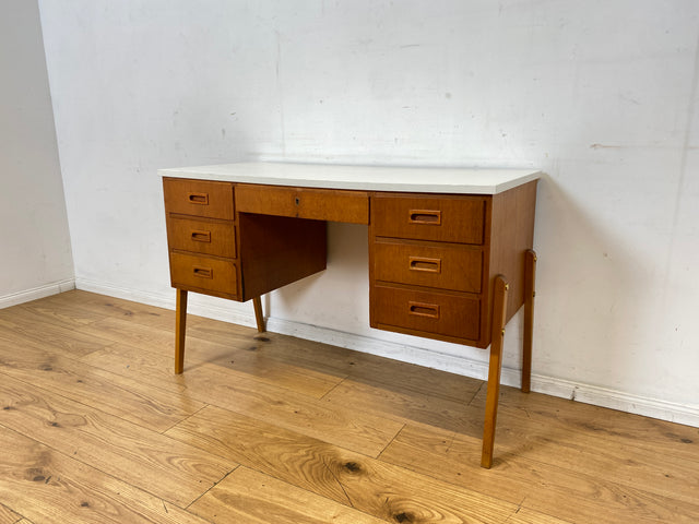 Schöner jedoch etwas abgerockter kleiner freistellender skandinavischer Schreibtisch in Teakholz I Arbeitstisch Writing Desk Bürotisch Danish Design Mid-Century Vintage Teak I