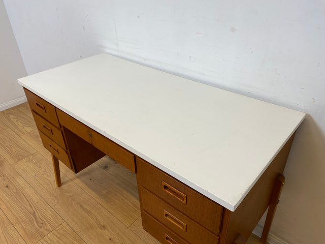 Schöner jedoch etwas abgerockter kleiner freistellender skandinavischer Schreibtisch in Teakholz I Arbeitstisch Writing Desk Bürotisch Danish Design Mid-Century Vintage Teak I