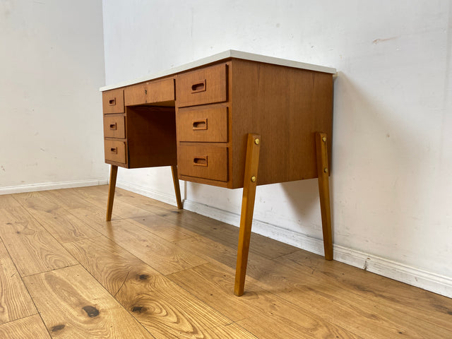 Schöner jedoch etwas abgerockter kleiner freistellender skandinavischer Schreibtisch in Teakholz I Arbeitstisch Writing Desk Bürotisch Danish Design Mid-Century Vintage Teak I