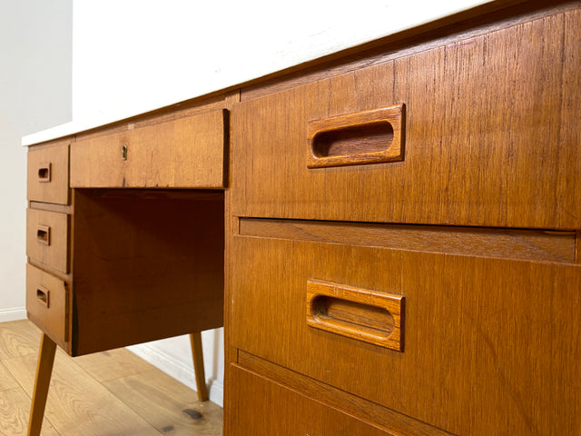 Schöner jedoch etwas abgerockter kleiner freistellender skandinavischer Schreibtisch in Teakholz I Arbeitstisch Writing Desk Bürotisch Danish Design Mid-Century Vintage Teak I