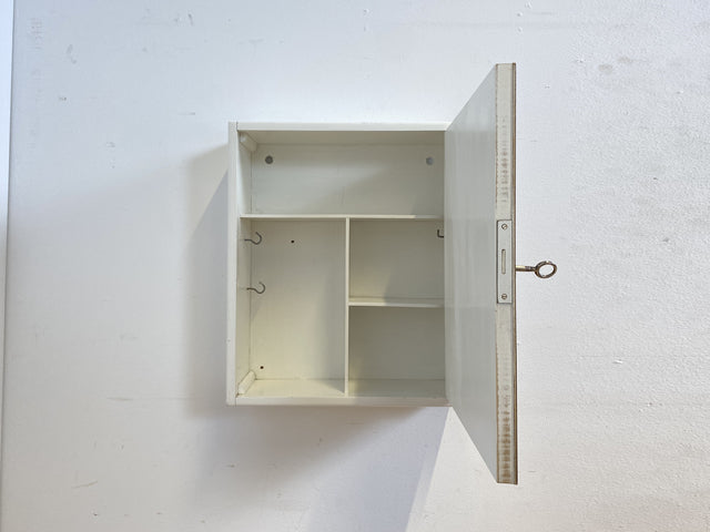 Sehr schöner kleiner skandinavischer 50er Jahre Hängeschrank in weiß mit Tür in Eiche I Hängeschränkchen Schlüsselkasten Medizinschrank Badezimmerschrank Vintage Mid-Century I