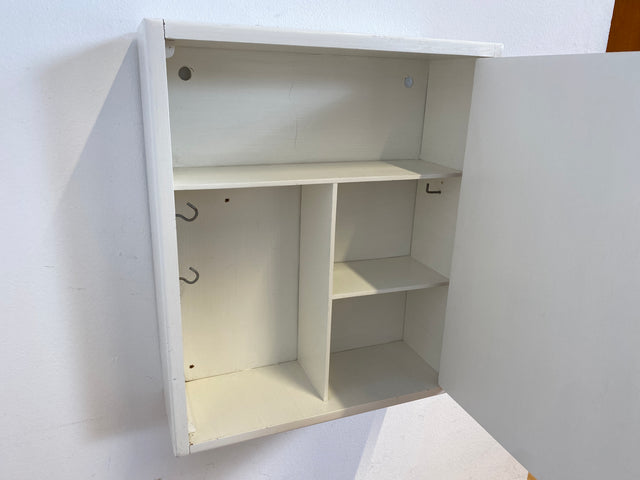Sehr schöner kleiner skandinavischer 50er Jahre Hängeschrank in weiß mit Tür in Eiche I Hängeschränkchen Schlüsselkasten Medizinschrank Badezimmerschrank Vintage Mid-Century I