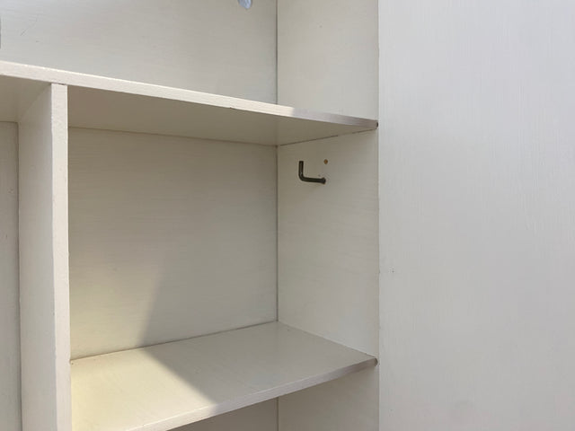 Sehr schöner kleiner skandinavischer 50er Jahre Hängeschrank in weiß mit Tür in Eiche I Hängeschränkchen Schlüsselkasten Medizinschrank Badezimmerschrank Vintage Mid-Century I