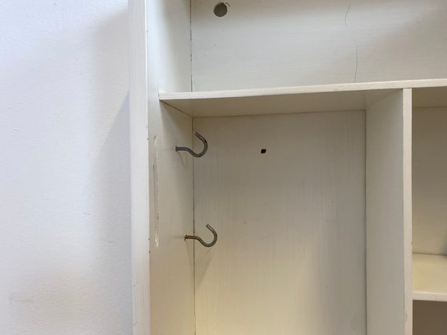 Sehr schöner kleiner skandinavischer 50er Jahre Hängeschrank in weiß mit Tür in Eiche I Hängeschränkchen Schlüsselkasten Medizinschrank Badezimmerschrank Vintage Mid-Century I