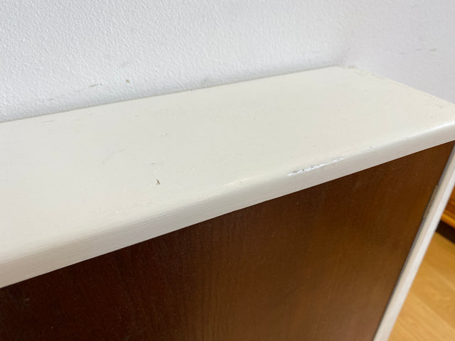 Sehr schöner kleiner skandinavischer 50er Jahre Hängeschrank in weiß mit Tür in Eiche I Hängeschränkchen Schlüsselkasten Medizinschrank Badezimmerschrank Vintage Mid-Century I