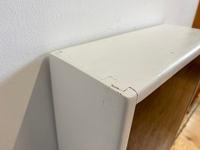 Sehr schöner kleiner skandinavischer 50er Jahre Hängeschrank in weiß mit Tür in Eiche I Hängeschränkchen Schlüsselkasten Medizinschrank Badezimmerschrank Vintage Mid-Century I