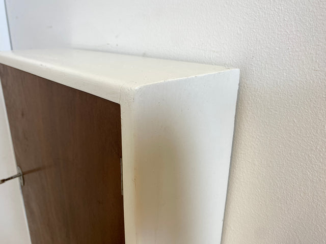 Sehr schöner kleiner skandinavischer 50er Jahre Hängeschrank in weiß mit Tür in Eiche I Hängeschränkchen Schlüsselkasten Medizinschrank Badezimmerschrank Vintage Mid-Century I