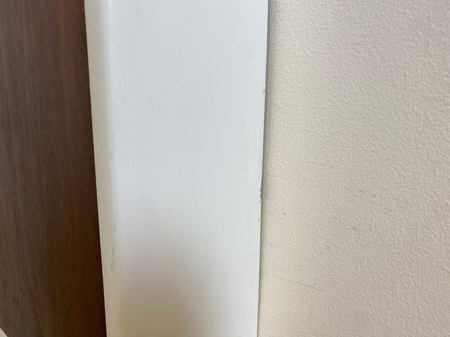 Sehr schöner kleiner skandinavischer 50er Jahre Hängeschrank in weiß mit Tür in Eiche I Hängeschränkchen Schlüsselkasten Medizinschrank Badezimmerschrank Vintage Mid-Century I
