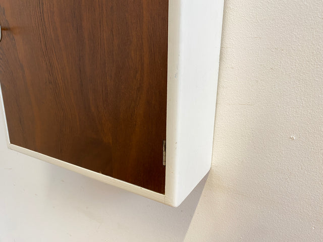 Sehr schöner kleiner skandinavischer 50er Jahre Hängeschrank in weiß mit Tür in Eiche I Hängeschränkchen Schlüsselkasten Medizinschrank Badezimmerschrank Vintage Mid-Century I