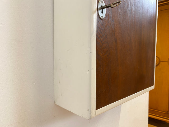 Sehr schöner kleiner skandinavischer 50er Jahre Hängeschrank in weiß mit Tür in Eiche I Hängeschränkchen Schlüsselkasten Medizinschrank Badezimmerschrank Vintage Mid-Century I