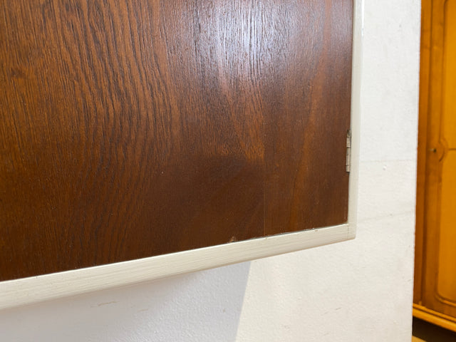 Sehr schöner kleiner skandinavischer 50er Jahre Hängeschrank in weiß mit Tür in Eiche I Hängeschränkchen Schlüsselkasten Medizinschrank Badezimmerschrank Vintage Mid-Century I