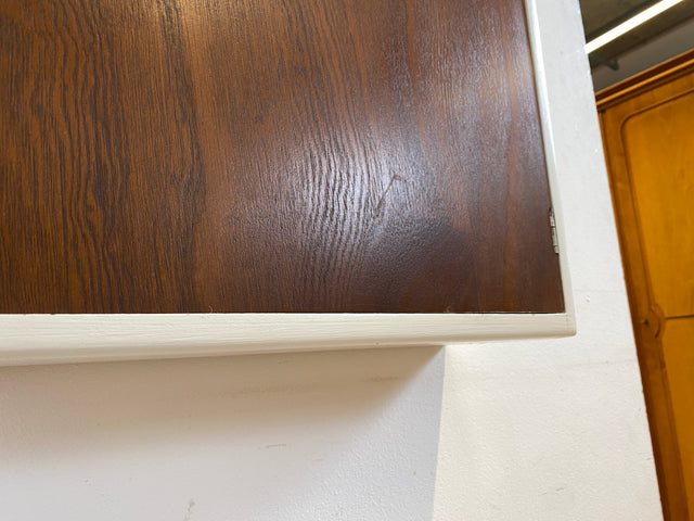 Sehr schöner kleiner skandinavischer 50er Jahre Hängeschrank in weiß mit Tür in Eiche I Hängeschränkchen Schlüsselkasten Medizinschrank Badezimmerschrank Vintage Mid-Century I