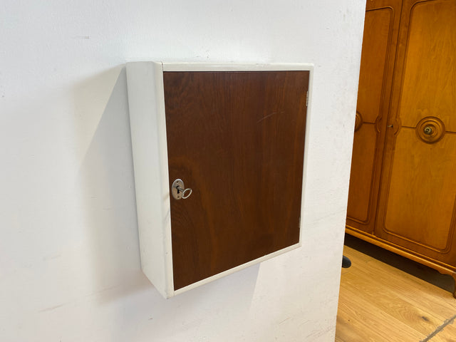 Sehr schöner kleiner skandinavischer 50er Jahre Hängeschrank in weiß mit Tür in Eiche I Hängeschränkchen Schlüsselkasten Medizinschrank Badezimmerschrank Vintage Mid-Century I