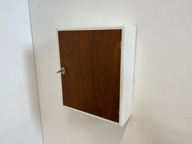 Sehr schöner kleiner skandinavischer 50er Jahre Hängeschrank in weiß mit Tür in Eiche I Hängeschränkchen Schlüsselkasten Medizinschrank Badezimmerschrank Vintage Mid-Century I
