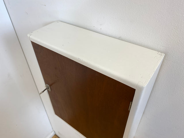 Sehr schöner kleiner skandinavischer 50er Jahre Hängeschrank in weiß mit Tür in Eiche I Hängeschränkchen Schlüsselkasten Medizinschrank Badezimmerschrank Vintage Mid-Century I
