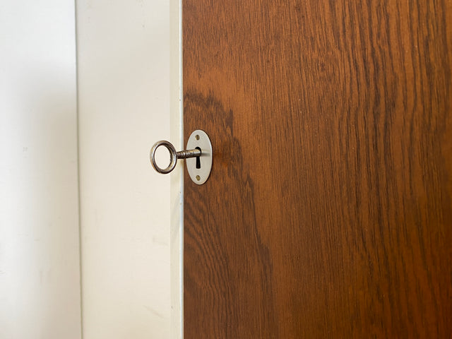 Sehr schöner kleiner skandinavischer 50er Jahre Hängeschrank in weiß mit Tür in Eiche I Hängeschränkchen Schlüsselkasten Medizinschrank Badezimmerschrank Vintage Mid-Century I