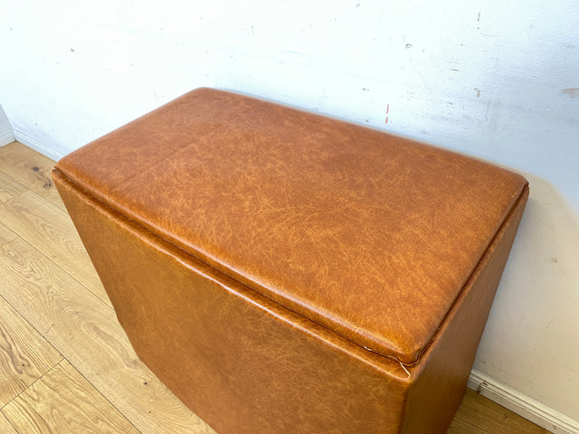 Kultige Retro Truhe in braunem Kunstleder mit besonders schönem floralem Innenleben I Wäschetruhe Kiste Wäschekorb Wäschekommode Spielzeugtruhe Vintage Mid-Century 60er I