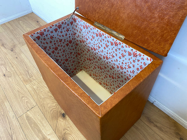 Kultige Retro Truhe in braunem Kunstleder mit besonders schönem floralem Innenleben I Wäschetruhe Kiste Wäschekorb Wäschekommode Spielzeugtruhe Vintage Mid-Century 60er I