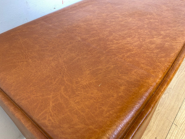 Kultige Retro Truhe in braunem Kunstleder mit besonders schönem floralem Innenleben I Wäschetruhe Kiste Wäschekorb Wäschekommode Spielzeugtruhe Vintage Mid-Century 60er I