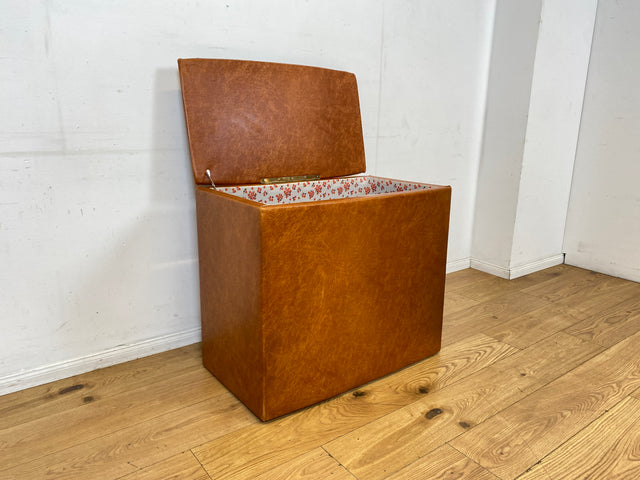 Kultige Retro Truhe in braunem Kunstleder mit besonders schönem floralem Innenleben I Wäschetruhe Kiste Wäschekorb Wäschekommode Spielzeugtruhe Vintage Mid-Century 60er I