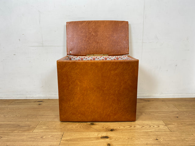 Kultige Retro Truhe in braunem Kunstleder mit besonders schönem floralem Innenleben I Wäschetruhe Kiste Wäschekorb Wäschekommode Spielzeugtruhe Vintage Mid-Century 60er I