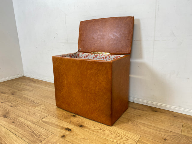 Kultige Retro Truhe in braunem Kunstleder mit besonders schönem floralem Innenleben I Wäschetruhe Kiste Wäschekorb Wäschekommode Spielzeugtruhe Vintage Mid-Century 60er I