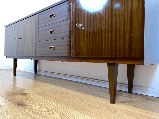 Stilvolles langes dunkles 70er Jahre Sideboard mit Schubladen und Holzgriffen I Anrichte Schrank Kommode TV Board Bank Lowboard Fernsehschrank Mid-Century Vintage 60er I