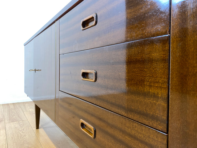Stilvolles langes dunkles 70er Jahre Sideboard mit Schubladen und Holzgriffen I Anrichte Schrank Kommode TV Board Bank Lowboard Fernsehschrank Mid-Century Vintage 60er I