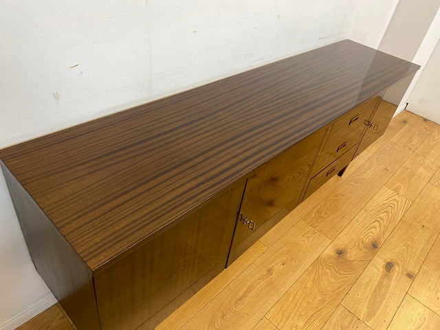 Stilvolles langes dunkles 70er Jahre Sideboard mit Schubladen und Holzgriffen I Anrichte Schrank Kommode TV Board Bank Lowboard Fernsehschrank Mid-Century Vintage 60er I