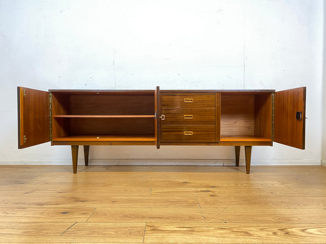 Stilvolles langes dunkles 70er Jahre Sideboard mit Schubladen und Holzgriffen I Anrichte Schrank Kommode TV Board Bank Lowboard Fernsehschrank Mid-Century Vintage 60er I