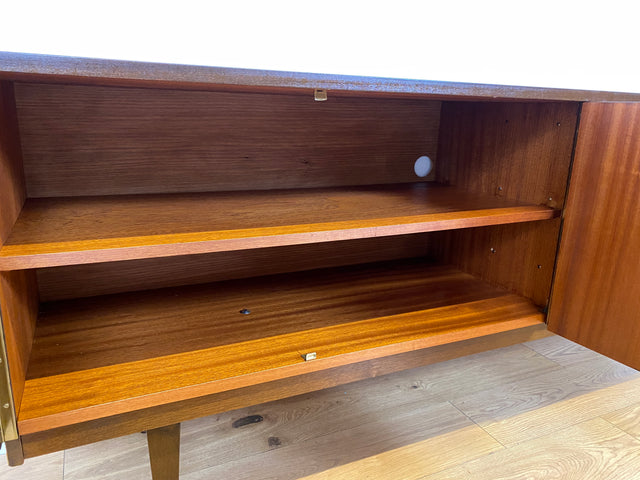 Stilvolles langes dunkles 70er Jahre Sideboard mit Schubladen und Holzgriffen I Anrichte Schrank Kommode TV Board Bank Lowboard Fernsehschrank Mid-Century Vintage 60er I