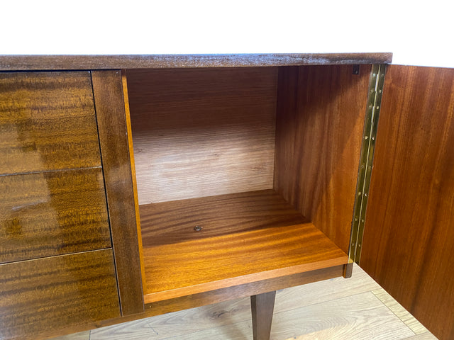 Stilvolles langes dunkles 70er Jahre Sideboard mit Schubladen und Holzgriffen I Anrichte Schrank Kommode TV Board Bank Lowboard Fernsehschrank Mid-Century Vintage 60er I
