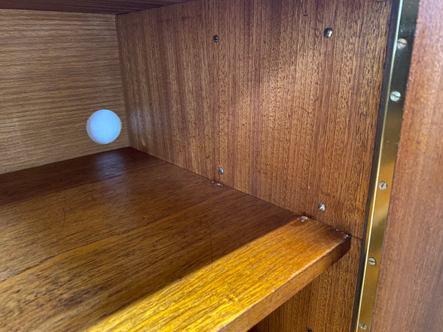 Stilvolles langes dunkles 70er Jahre Sideboard mit Schubladen und Holzgriffen I Anrichte Schrank Kommode TV Board Bank Lowboard Fernsehschrank Mid-Century Vintage 60er I