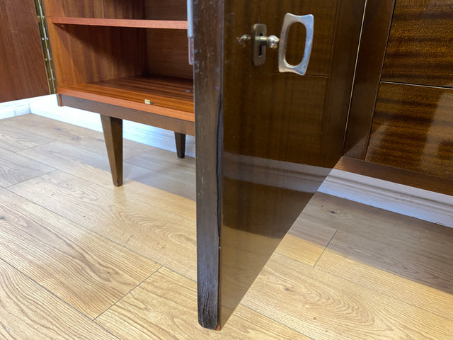 Stilvolles langes dunkles 70er Jahre Sideboard mit Schubladen und Holzgriffen I Anrichte Schrank Kommode TV Board Bank Lowboard Fernsehschrank Mid-Century Vintage 60er I