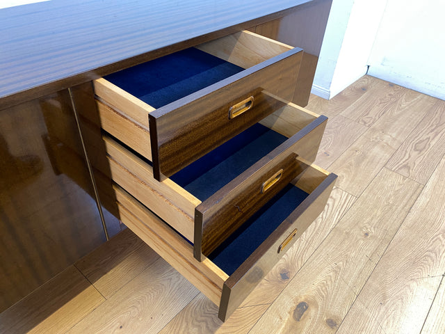 Stilvolles langes dunkles 70er Jahre Sideboard mit Schubladen und Holzgriffen I Anrichte Schrank Kommode TV Board Bank Lowboard Fernsehschrank Mid-Century Vintage 60er I